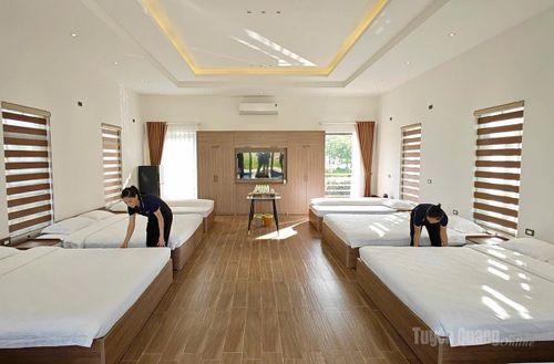 Khu phòng nghỉ của Bách Thảo Ngân với hệ thống giường nghỉ đáp ứng nhu cầu lưu trú của các nhóm khách đông, gia đình.