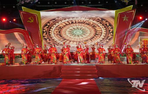 Câu lạc bộ Trống hội Hoa Mai biểu diễn tại chương trình nghệ thuật mừng Đảng, mừng Xuân Bính Ngọ 2026, tổ chức tại Sân vận động Gang Thép, phường Tích Lương.