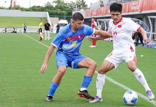 Thi đấu áp đảo nhưng U23 Việt Nam (áo trắng) vẫn gặp khó khăn để tìm đường vào khung thành đối thủ trong phần lớn thời gian. Ảnh: Nam Trung