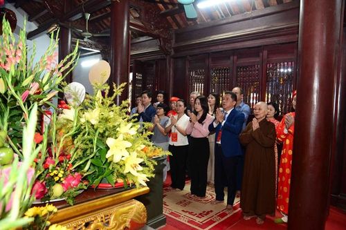 Dâng hương, đỉnh lễ Tam Bảo