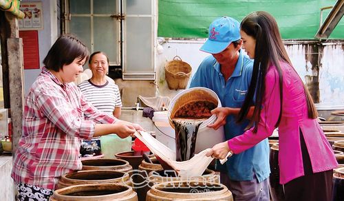 Sản phẩm nước tương xì yếu được lắng lọc qua nhiều lần.