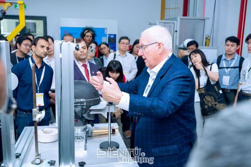 Tiến sĩ Terry Smith, chuyên gia quốc tế về mũ bảo hiểm và an toàn giao thông