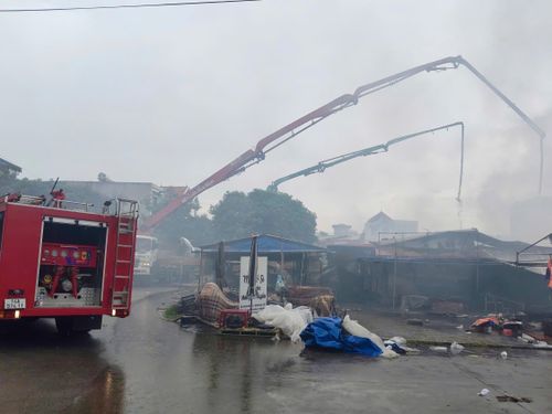 Sau khoảng 40 phút nhận tin báo cháy, lực lượng chức năng khống chế được ngọn lửa. (Ảnh: T. Tùng)