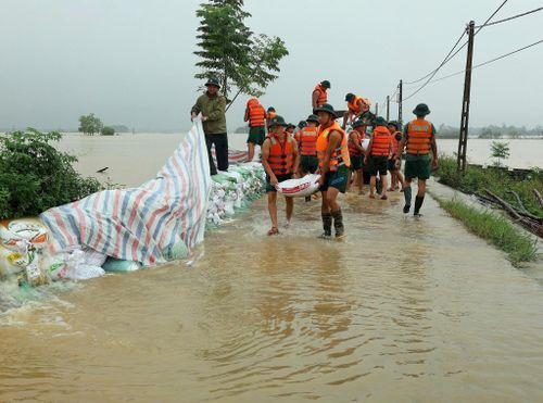 Nhiều năm gần đây, xã Xuân Mai thường xuyên phải huy động lực lượng chống tràn đê hữu Bùi. Ảnh: Thu Hiền
