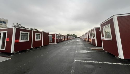 Dãy nhà container tại khu Garden Pier, cảng Nagoya, nơi bố trí chỗ ở cho gần 2.000 vận động viên và quan chức các đoàn tham dự ASIAD. Ảnh: Quý Lượng.