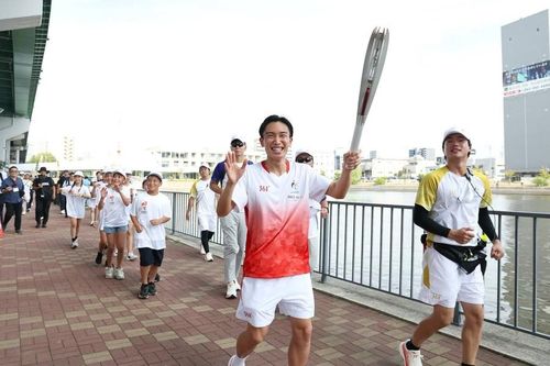 Cựu tay vợt cầu lông số 1 thế giới Kento Momota tham gia hành trình rước đuốc ASIAD 20 tại Aichi-Nagoya. Ảnh: AINAGOC