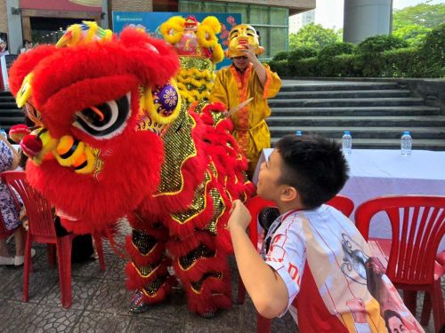 Trẻ em thích thú với màn múa Lân