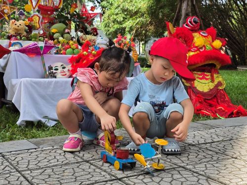 Trẻ em thích thú khám phá đồ chơi Trung thu truyền thống