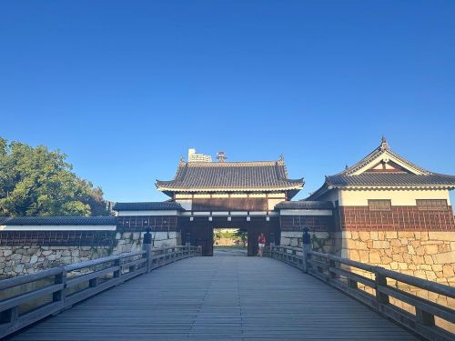 Lâu đài Hiroshima mang vẻ uy nghiêm và cổ kính