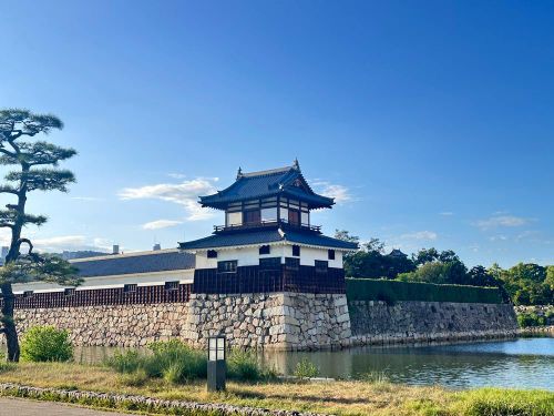 Lâu đài Hiroshima nổi bật với những tầng mái truyền thống, bên ngoài được bao quanh bởi hào nước xanh và những hàng cây lớn