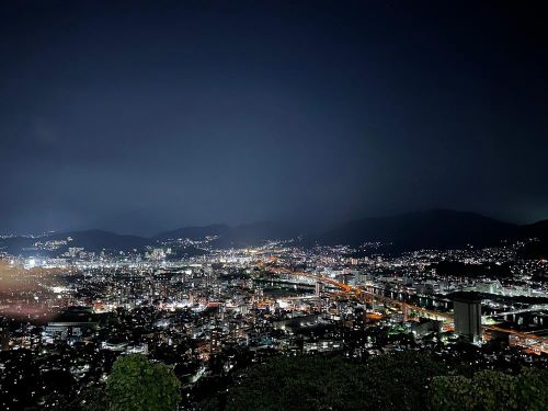 Cảnh đêm rực rỡ của Hiroshima với hàng nghìn ánh đèn trải rộng phía dưới