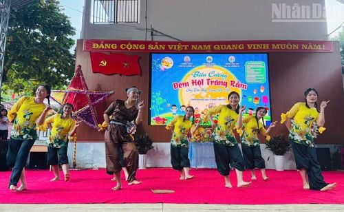 Văn nghệ tại đêm hội trăng rằm phục vụ học sinh tại xã Chiềng Khoong. (Ảnh: QUÀNG HÙNG)