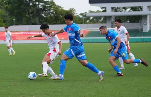 Các cầu thủ U.23 Việt Nam (áo trắng) thi đấu lấn lướt trước U.23 Philippines. Ảnh: Vietcontent