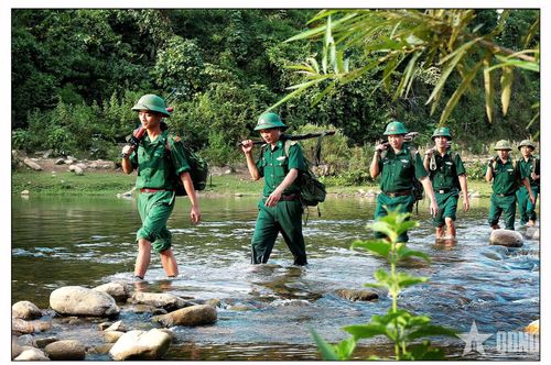 Bộ đội Đồn Biên phòng Sơn Hồng (Hà Tĩnh) tuần tra. Ảnh: ĐẬU BÌNH