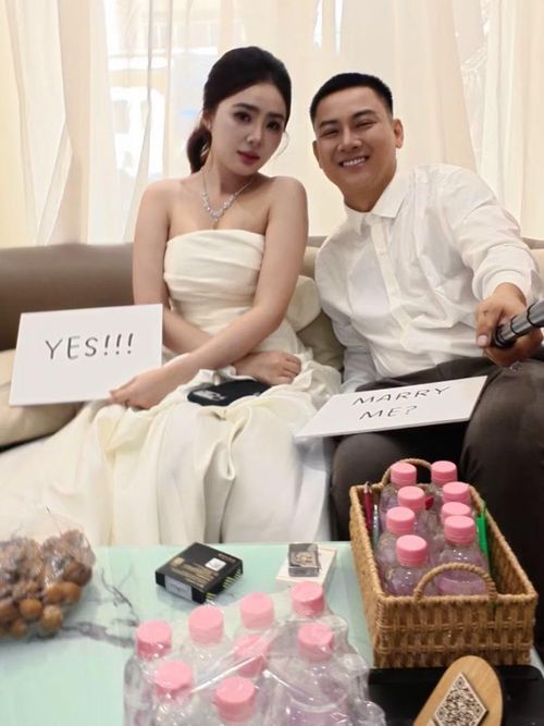Hoài Lâm liên tục chia sẻ hậu trường chụp ảnh cưới.