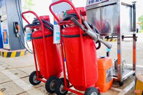  Cửa hàng trưởng Bùi Xuân Quý kiểm tra các phương tiện PCCC tại CHXD Petrolimex số 50 (xã Cẩm Bình). 