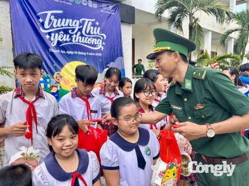 Bánh Trung thu, lồng đèn, bánh kẹo và dụng cụ học tập được trao đến các em.