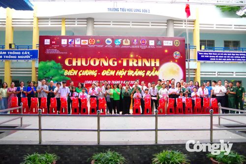 Ban tổ chức chương trình và các đơn vị phối hợp cùng các mạnh thường quân chụp hình với các cháu thiếu nhi xã Long Sơn, TP.HCM.