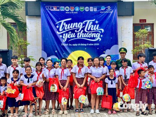 Trao quà cho các em học sinh trong chương trình.