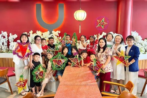  Các bạn nhỏ khoe những chiếc lồng đèn vừa tự tay hoàn thành tại workshop Chạm. Ảnh: D.L 