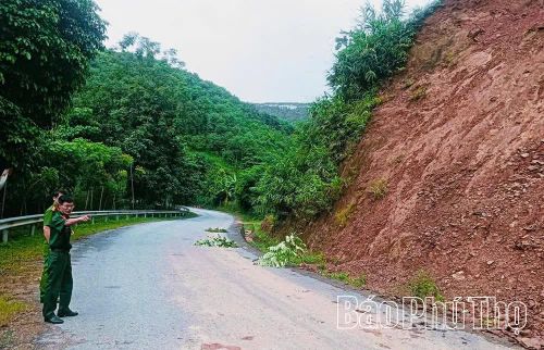 Lực lượng chức năng có mặt tại điểm sạt lở, tiến hành đảm bảo an toàn giao thông.