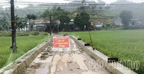 UBND xã Cao Phong đã căng dây, cắm biển cảnh báo nguy hiểm để người dân không đến gần khu vực sạt lở.