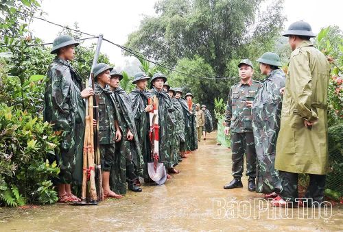 Cán bộ, chiến sĩ Trung đoàn 814 - Bộ CHQS tỉnh triển khai công tác giúp dân khắc phục hậu quả thiên tai, sạt lở đất.