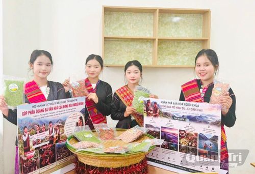 Các em học sinh Trường phổ thông nội trú TH-THCS Dân Hóa đang quảng bá văn hóa, du lịch của địa phương mình - Ảnh: M.H