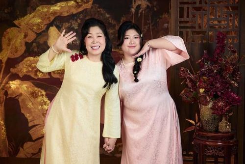 Không còn quá chú trọng vào những hào nhoáng của showbiz, cuộc sống hiện tại của NSND Hồng Vân dường như xoay quanh hai điều quen thuộc: gia đình và công việc.