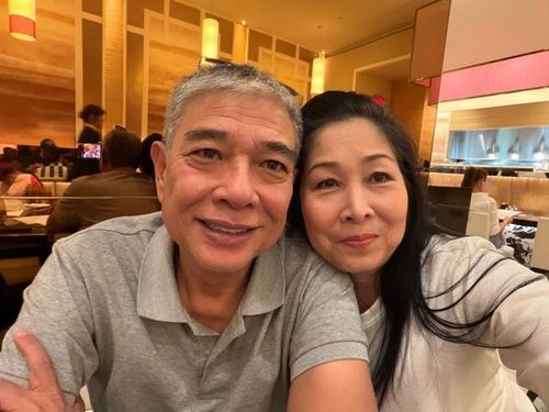 Nếu trên sân khấu Hồng Vân là một nghệ sĩ luôn bận rộn thì ngoài đời, chị lại hướng đến cuộc sống khá giản dị. Trong những khoảng thời gian không có lịch diễn, vợ chồng Hồng Vân - Lê Tuấn Anh thường dành thời gian chăm sóc nhà cửa, cây cối, thú cưng hoặc tận hưởng những sinh hoạt đời thường. Trước đó, trên trang cá nhân, NSND Hồng Vân còn có thời gian tự tay nấu những món ăn Việt cho gia đình rồi chăm sóc khu vườn ở Mỹ.