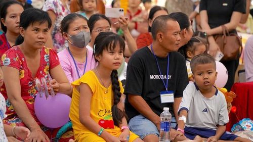 Bệnh nhi cùng người thân hòa mình vào không khí Trung thu tại bệnh viện. Ảnh: P.Thương.