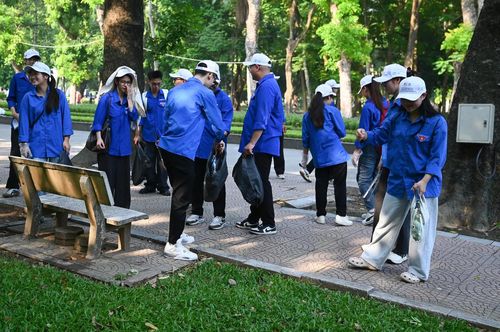 . Chương trình có sự tham gia của hơn 1.000 người, trong đó có khoảng 500 cán bộ, công nhân môi trường của Công ty TNHH MTV Môi trường đô thị Hà Nội (Urenco). Ảnh: Khương Trung