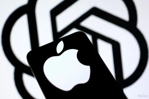 Fortune nhận định Apple đã phần nào nhường vị trí dẫn đầu về mô hình AI nền tảng cho Google và OpenAI, trong khi công ty tập trung đưa AI đến người dùng thông qua phần cứng cao cấp. Ảnh: Reuters.