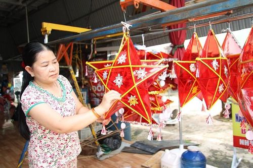 Từ những thanh tre mộc mạc, qua bàn tay người thợ đã trở thành chiếc đèn lồng có màu sắc, họa tiết và dáng vẻ riêng. Đó cũng là điều khiến nhiều trường học, hội nhóm vẫn tìm đến đặt hàng mỗi mùa Trung thu