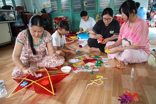 Niềm vui của ông Lợi là nhìn thấy con cháu cùng nhau giữ nghề truyền thống của gia đình