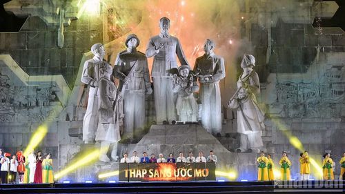 Các đồng chí lãnh đạo Đảng, Nhà nước và lãnh đạo tỉnh Tuyên Quang thực hiện nghi thức "Thắp sáng Đêm hội Trăng rằm". (Ảnh: ĐỨC THẮNG)