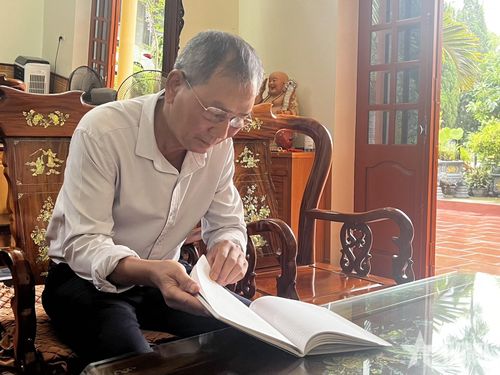 Anh Lê Công Khanh lặng lẽ lần giở từng trang ký ức về người bà nội kiên trung. 