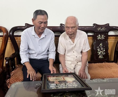 Bố con ông Lê Gia Vọng (con trai trưởng) và anh Lê Công Khanh (cháu nội) xúc động nhớ lại những ký ức về Bà mẹ Việt Nam anh hùng Đặng Thị Ngoan. 