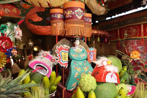 Những vật phẩm gắn với ký ức Trung thu truyền thống: bánh trung thu, tiến sĩ giấy, ông gậy đánh trăng, mâm trái cây, đầu sư tử giấy...