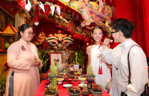 Bạn trẻ thưởng thức bánh kẹo, uống trà và nghe thuyết trình về Trung thu xưa