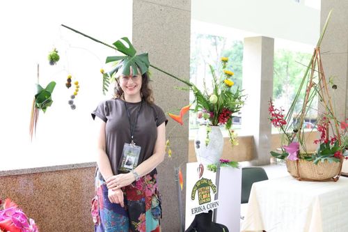 Tranh tài trong sân chơi này, chị Erika Cohn (đến từ Mỹ) tạo một đôi quang gánh với một chiếc thúng nằm ngửa và một chiếc nằm úp, với ý nghĩa về triết lý âm - dương, gợi nhắc sự hài hòa. Bên cạnh đó, tác phẩm áo hoa của nữ nghệ nhân này cũng gợi sự cân bằng trong cuộc sống.
