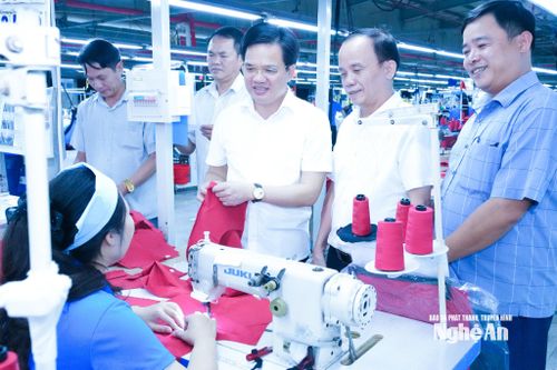 Lãnh đạo Đảng ủy xã Đức Châu và Chi ủy Công ty TNHH Wooin Vina khảo sát, nắm bắt tư tưởng và nguyện vọng vào Đảng của người lao động. Ảnh: Mai Hoa