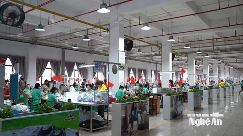 Sản xuất tại các khu công nghiệp ở Nghệ An. Ảnh: Kim Hoa
