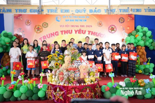 Tại chương trình 200 suất quà đã được trao tận tay các học sinh có hoàn cảnh khó khăn. Ảnh: T.P