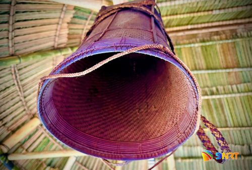 Người vùng cao thường treo ngược gùi trên giàn bếp để “hun khói”, giúp chiếc gùi bền hơn. Ảnh: ĐĂNG NGỌC