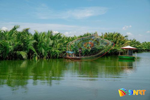 Nhờ nét đẹp lao động, các hoạt động mưu sinh vãi chài của ngư dân ở Rừng dừa Bảy Mẫu dần được lồng ghép để phục vụ du lịch. Ảnh: QUỐC TUẤN