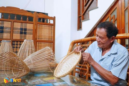 Những sản phẩm từ tre thể hiện sự khéo léo và kinh nghiệm nhiều năm của nghệ nhân Võ Tấn Mười. Ảnh: KHA MIÊN