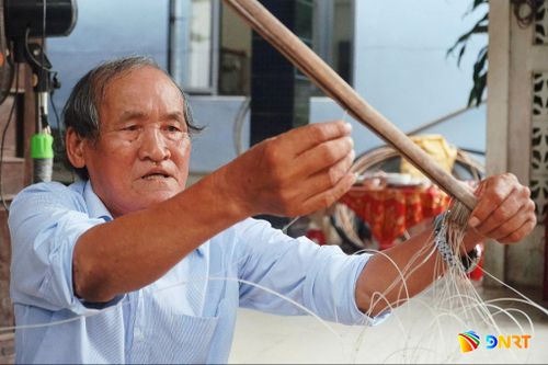Ông Lê Viết Đông thực hiện công đoạn xếp câu - phần việc đòi hỏi sự tỉ mỉ của nghề câu kiều. Ảnh: KHA MIÊN