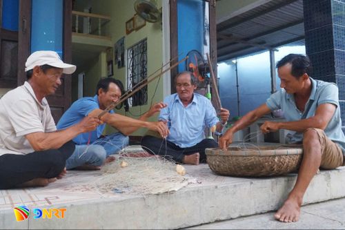Gia đình ông Lê Viết Đông bên những bộ câu kiều từng theo họ qua nhiều năm mưu sinh. Ảnh: KHA MIÊN
