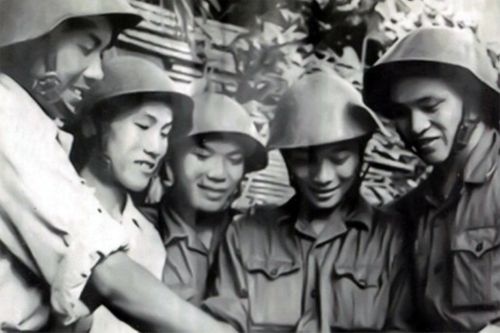 Đại tá Nguyễn Lành (thứ hai, phải sang), cùng kíp chiến đấu tiêu diệt AC-130. Ảnh: Tư liệu